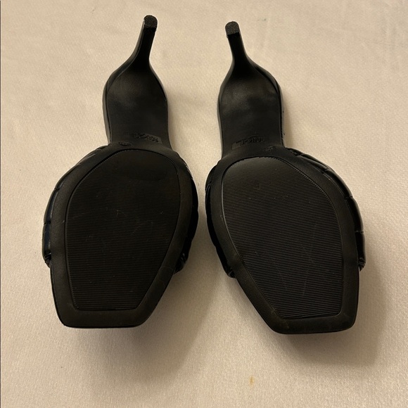 Rouge Helium Black Quilted Women's Slide Sandals
Size 8.5 Scratch on right shoe - Picture 4 of 8